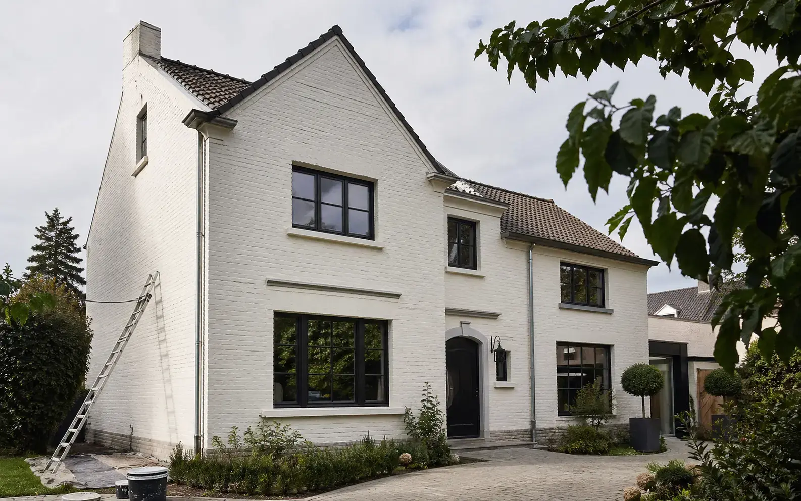Gevel schilderen van een lichte Vlaamse woning